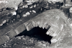 Particolare della tomba rinvenuta durante gli scavi per la rimozione del pavimento.
