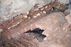 Particolare della tomba rinvenuta durante gli scavi per la rimozione del pavimento.