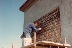 Ecco il nostro Ideatore e Direttore dei Lavori , nonché "restauratore" Giuseppe Rossi alle prese con il muro sul retro della Cappella, di cui si è voluto lasciare un particolare a testimonianza dell'antico metodo di costruzione detto a lisca di pesce.